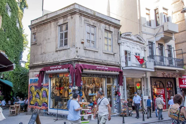 Istambul, Turquia, 8 de junho de 2018: Lojas em Pera Yuksek Kaldirim, Ka — Fotografia de Stock