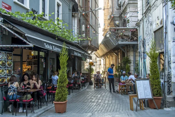 Istambul, Turquia, 8 de junho de 2018: Cafe at Pera Yuksek Kaldirim, Kar — Fotografia de Stock