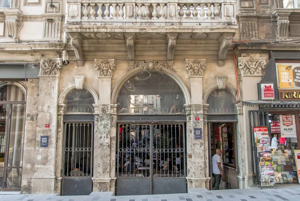 Istambul, Turquia, 8 de junho de 2018: Edifícios do túnel, Avenida Istiklal — Fotografia de Stock