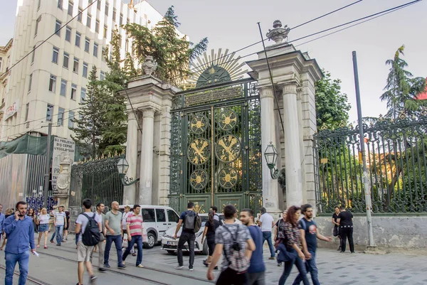 Istanbul, Türkei, 8. Juni 2018: galatasaray high school, istiklal — Stockfoto