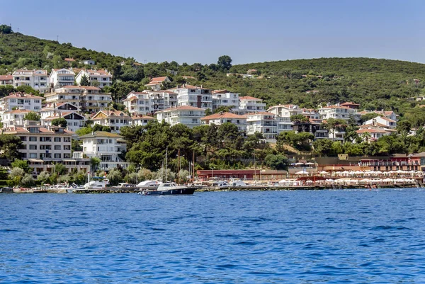 Istanbul, Turecko, 24 červenec 2011: Kinali Island Beach a plachetnice — Stock fotografie