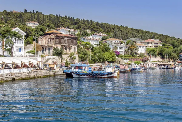 Istanbul, Turecko, 20 července 2011: čluny ostrova Heybeli, knížata — Stock fotografie