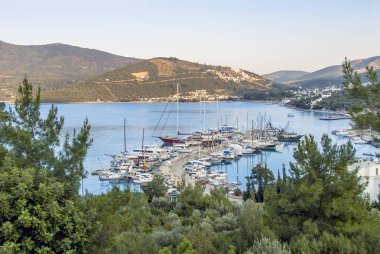 Bodrum, Türkiye, 23 Mayıs 2010: Torba Marina ve yelkenli