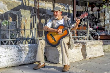 Bodrum, Türkiye, 28 Mayıs 2010: Street Bodrum'un gitarist