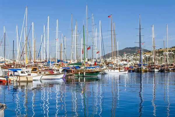 Bodrum, Turkiet, 20 maj 2010: segelbåtar i Bodrums småbåtshamn — Stockfoto