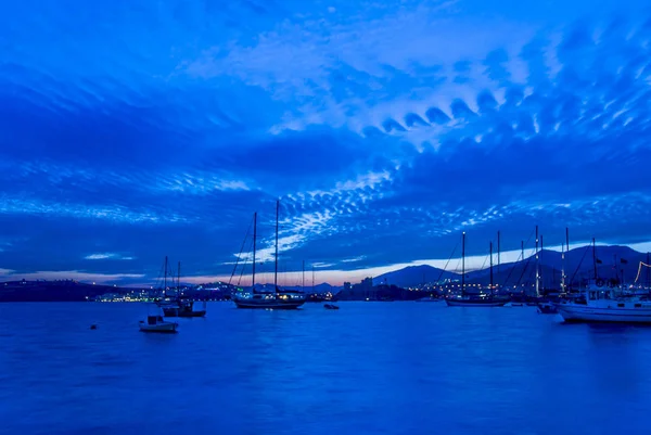 Бодрум, Турция, 24 мая 2010 г.: Парусные лодки в Blue Evening — стоковое фото