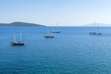 Bodrum, Türkiye, 30 Mayıs 2010: güneşli Ege Denizi'nde Yelkenliler