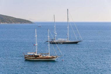 Bodrum, Türkiye, 30 Mayıs 2010: güneşli Ege Denizi'nde Yelkenliler