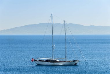 Bodrum, Türkiye, 30 Mayıs 2010: yelkenli güneşli Ege Denizi'nde