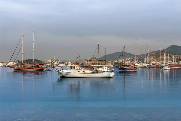 Bodrum, truthahn, 30. mai 2010: segelboote und bodrum castle — Stockfoto