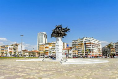 Izmir, Türkiye, 23 Mayıs 2008: Cumhuriyet ağacı Izmir k heykeli