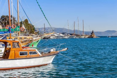Izmir, Türkiye, 10 Aralık 2008: yelkenli ve taş evler D