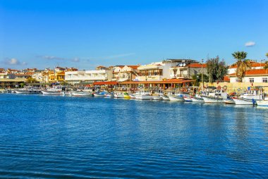 Izmir, Türkiye, 10 Aralık 2008: yelkenli ve taş evler D