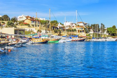 Izmir, Türkiye, 10 Aralık 2008: yelkenli ve taş evler D