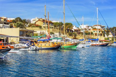 Izmir, Türkiye, 10 Aralık 2008: yelkenli ve taş evler D