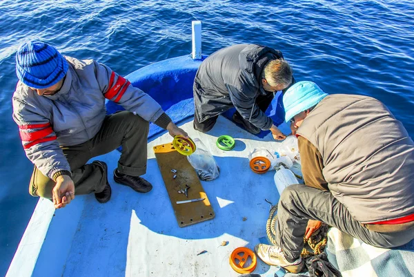 Izmir, Türkiye, 10 Aralık 2008: Çeşme Sandal üzerinde Balıkçılar