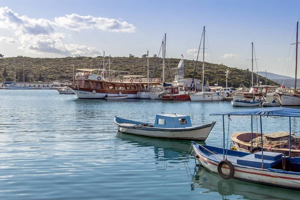 Izmir, Turchia, 3 aprile 2010: Marina di Sigacik con barche — Foto Stock