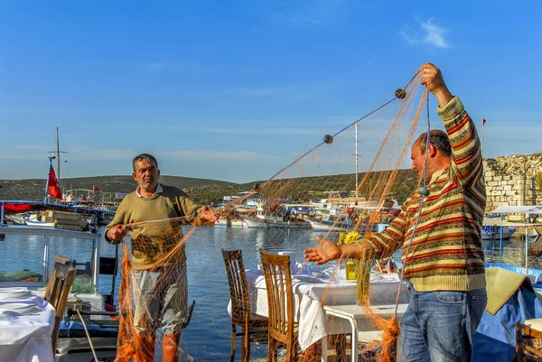 Izmir, truthahn, 3. april 2010: fischer im hafen von sigacik mit — Stockfoto