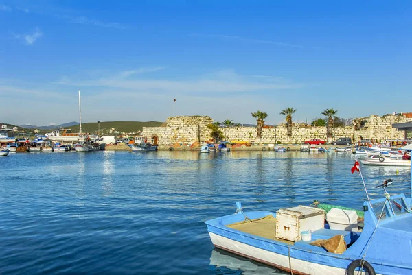 Izmir, Turquía, 3 de abril de 2010: Marina de Sigacik con Veleros Imagen de stock