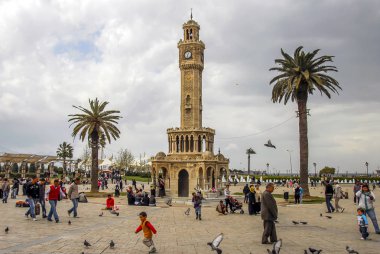 Izmir, Türkiye, 28 Mart 2010: Konak Meydanı'nda Saat Kulesi
