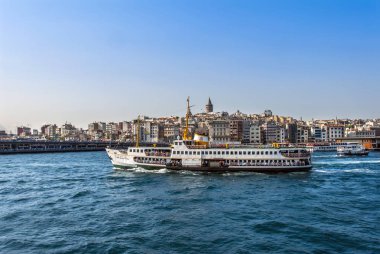 Istanbul, Türkiye, 23 Ağustos 2018: Galata Köprüsü ve Sirk geminin