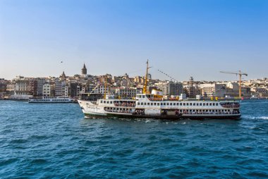 Istanbul, Türkiye, 23 Ağustos 2018: Galata Kulesi ve Sirke geminin