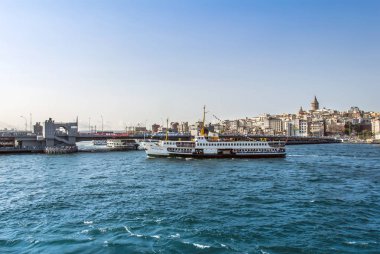 Istanbul, Türkiye, 23 Ağustos 2018: Galata Köprüsü ve Sirk geminin