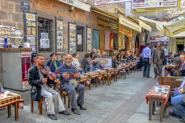 Izmir, Turkey, 23 March 2010: Kizlaragasi Han, street musicians — Stock Photo, Image