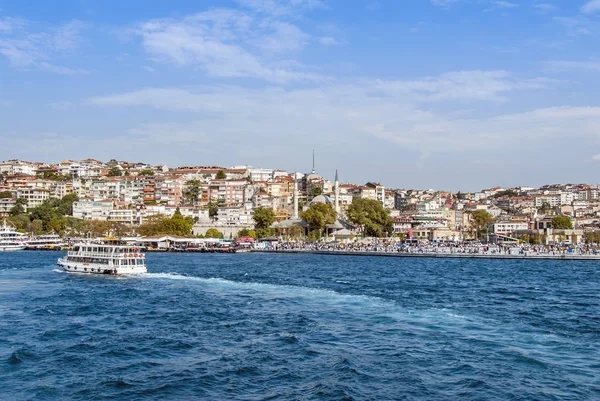 Istanbul, Turkey, 23 August 2018: Coast of uskudar — Stock Photo, Image