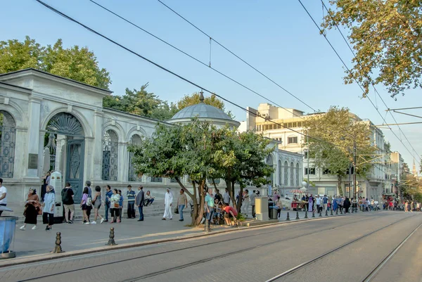 Istanbul, Türkiye, 23 Ağustos 2018: Sultanahmet'in Divanyolu Caddesi'nde — Stok fotoğraf