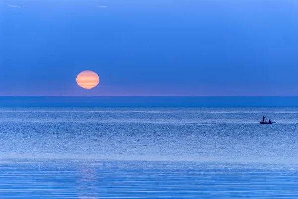 Bartin, Truthahn, 22. Mai 2013: Sonnenuntergang und Fischer bei amasra — Stockfoto