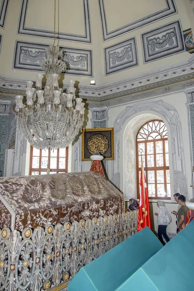 Bursa, Turkiet, 29 April 2012: Tomb av Osman Gazi eller Osman, die — Stockfoto