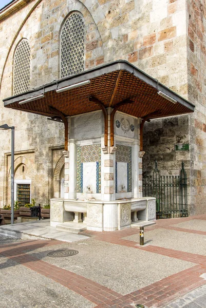 Bursa, Turquía, 29 de abril de 2012: Mezquita Ulu, Fuente de Cinili — Foto de Stock