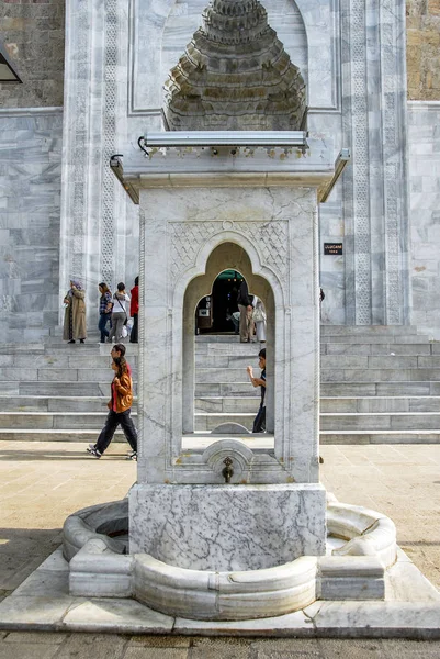 Bursa, Turecko, 29. dubna 2012: mešita Ulu, fontána — Stock fotografie