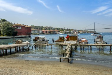 Istanbul, Türkiye, 17 Nisan 2009: Boğaziçi Köprüsü ve tekneler, Cen