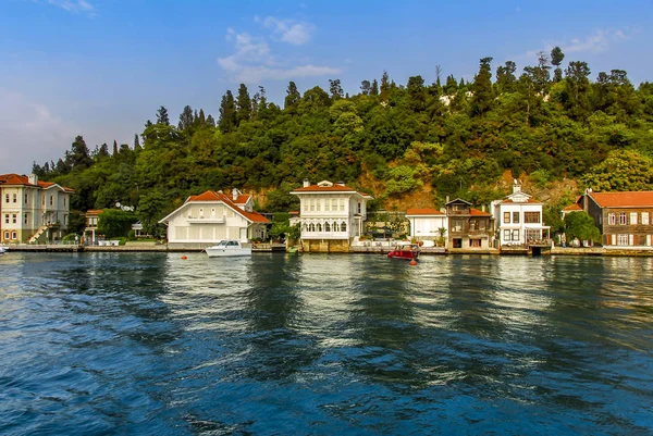 Istanbul, Turkey, 02 September 2017: Bosphorus Mansions, Kanlica — Stock Photo, Image