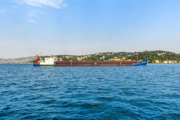 Isztambul, Törökország, 2017. szeptember 02.: Uskudar Boszporusz, hajó, — Stock Fotó