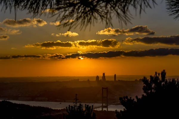 Istanbul, Türkei, 23. Juli 2006: Sonnenuntergang am Bosporus — Stockfoto