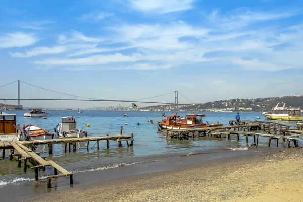 Estambul, Turquía, 17 de abril de 2009: Puente del Bósforo y barcos, Cen — Foto de Stock