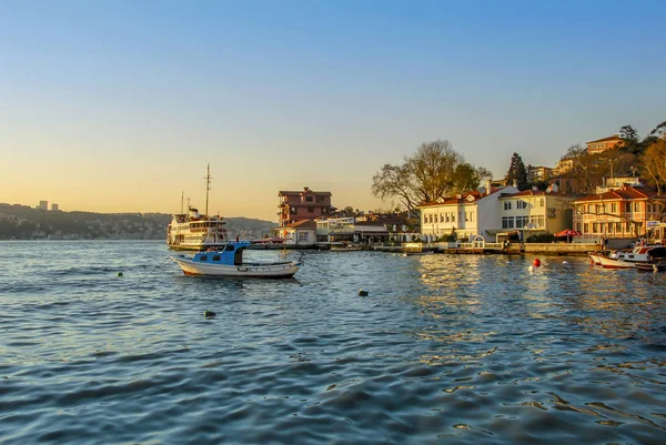 Istanbul, Turkey, 17 April 2009: Bosphorus Mansions and Boats, C — Stock Photo, Image