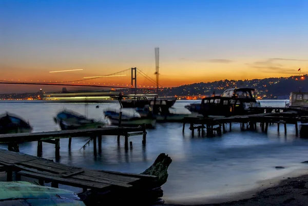 Istanbul, Turquie, 17 avril 2009 : Coucher de soleil, Bateaux et Bosphore Bri — Photo