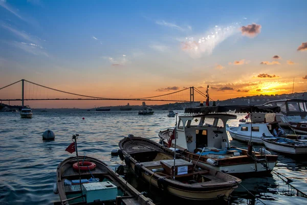 Istanbul, Turkey, 20 August 2015: Sunset, Boats and Bosphorus Br — Stock Photo, Image