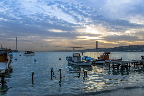 Estambul, Turquía, 22 de marzo de 2006: Barcos y Puente del Bósforo, Cen — Foto de Stock