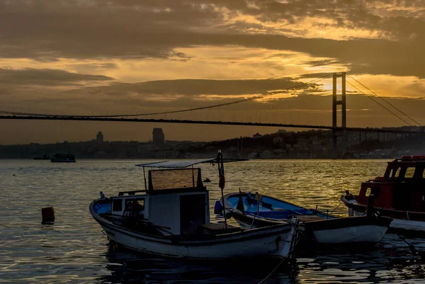 Istanbul, Turquie, 22 mars 2006 : Coucher de soleil, Bateaux et Bosphore Bri — Photo