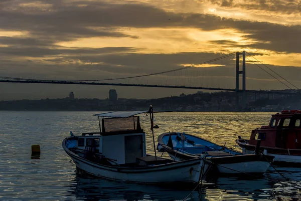 Istanbul, Turkey, 22 March 2006: Boats and Bosphorus Bridge, Cen — Stock Photo, Image