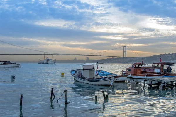 Istanbul, Turkey, 22 March 2006: Ship, Boats and Bosphorus Bridg — Stock Photo, Image