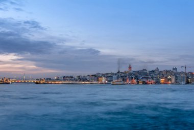 Istanbul, Türkiye, 29 Ocak 2019: Galata Kulesi, Galata Köprüsü'nde bir