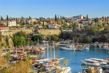 Antalya, Türkiye, 18 Aralık 2010: yelkenli ile Antalya Marina