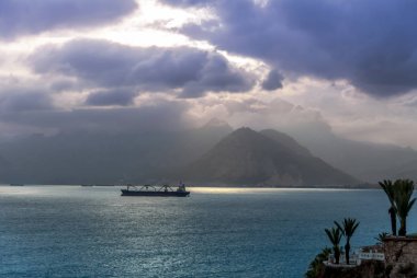 Antalya, Türkiye, 15 Aralık 2010: Antalya Körfezi ile gemi