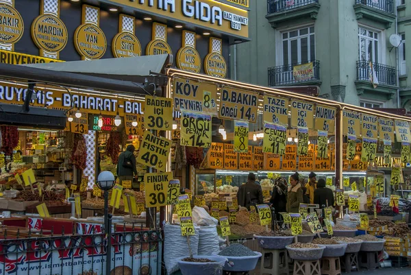 Estambul, Turquía, 29 de enero de 2019: Tienda de especias en el mercado de mujeres — Foto de Stock